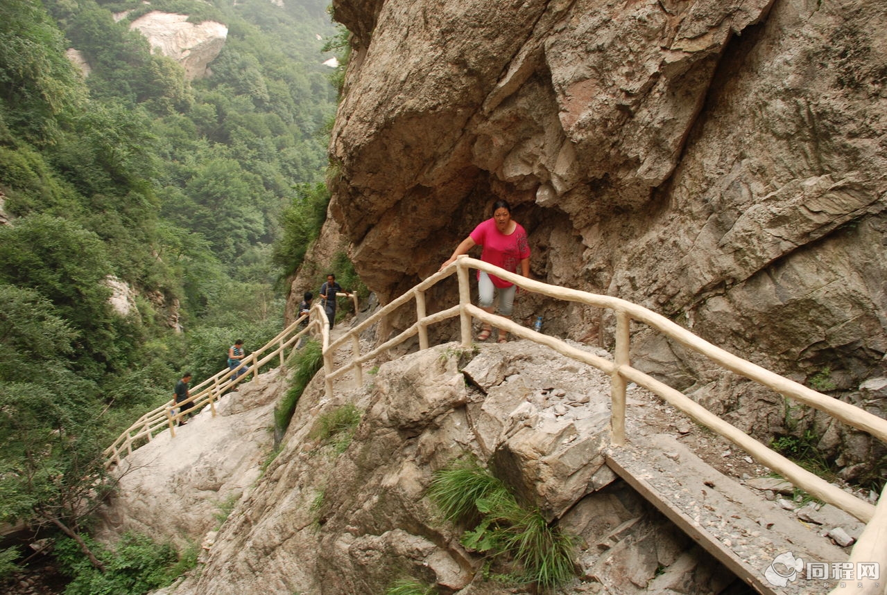 平山黑山大峡谷